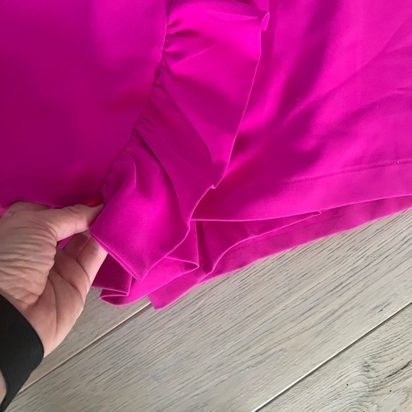 HOT Pink Fuschia Boutique Shorts with zipper closure and ruffle detail, Lg - Picture 3 of 3
